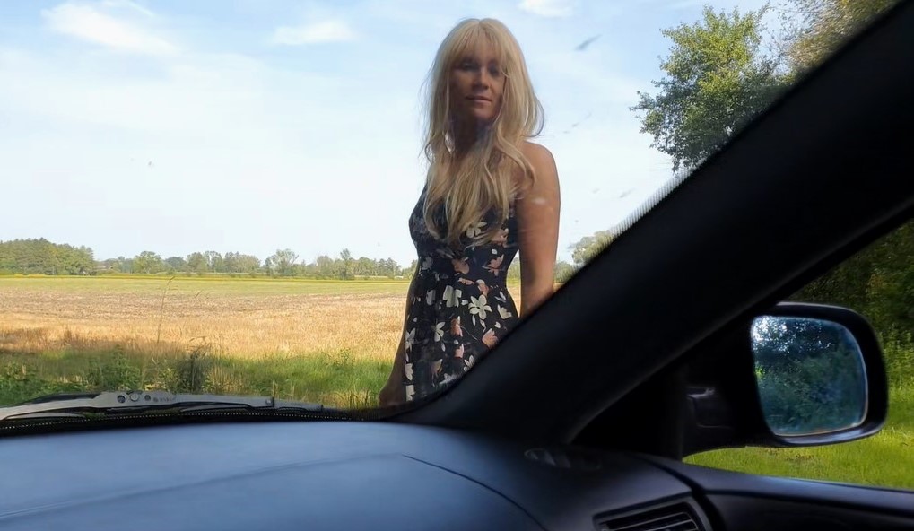 Unschuldige Anhalterin muss Autofahrt mit Blowjob bezahlen und Sperma schlucken!! Outdoor Sex!! Um zu meiner Omi zu kommen, muss ich zwei Dörfer weiter laufen. Die Strecke ist echt ziemlich weit und die Straße führt durch viele große Felder und Waldabschnitte. Als ich mich gerade auf den Weg gemacht habe hielt ein Auto mit einem netten jungen Mann an, den ich vorher noch nie gesehen habe und fragte freundlicherweise, ob er mich mitnehmen sollte. Das ich kein Geld dabei hatte störte ihn nicht. Er meinte, dass wir uns schon dabei einig werden würden. Was meinst du, was er wollte?