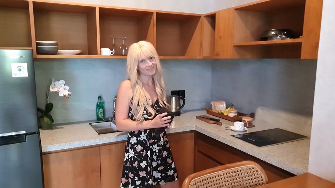 Meine Hobbys sind: Putzen, Kochen, Schwänze lutschen und ohne Gummi ficken. Was soll ich tun? Ich liebe es einfach den Mann zu verwöhnen! Gerne kümmere ich mich um das Essen und den Abwasch und wenn ich alles brav im Haushalt gemacht habe, dann gib mir bitte deinen fetten Prügel zur Belohnung! Denn blasen mag ich am aller liebsten ;) Und wenn du mich dann noch richtig geil von hinten bis zum Orgasmus fickst und mir deinen geilen Saft in den Mund und ins Gesicht spritzt kümmere ich mich morgen gerne wieder um deinen Haushalt ;) Hättest du denn auch gerne so eine geile Tenny-Putzschlampe zuhause? ;) Schreibe mir gerne, ob es dir gefallen würde, wenn ich auch für dich den Abwasch erledigen soll? ;)