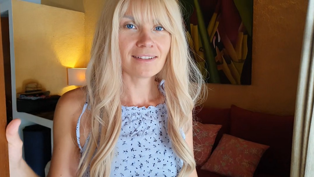 Heute Morgen klopfte auf einmal mein neuer Nachbar einfach an der Terrassentür und fragte mich ob ich denn eine frische Milch für ihn hätte. Nachdem es nichts Besseres als eine gute Nachbarschaft gibt, habe ich ihn natürlich gleich zu mir herein gelassen ;) Das es daraufhin zum ungeplanten Sex zwischen uns kommt und er mich ohne Gummi einfach in verschiedenen Stellungen durchfickt, damit habe ich wirklich nicht gerechnet... Nachdem er mir dann auch noch seine ganze Ficksahne voll in die Muschi gespritzt hat, hat er mich jetzt garantiert geschwängert… Was meinst du, hättest du mich auch so ohne Gummi gefickt und mir deine ganze Ficksahne einfach in die Muschi gespritzt? ;)