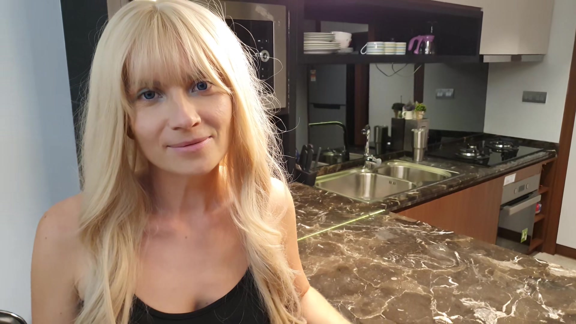 Unglaublich! Mein Nachbar hat heute bei mir geklingelt, um sich eine Briese Salz von mir zu borgen damit ihm seine Frau nebenan seine Lieblings-Spaghetti koch kann. Aber offensichtlich waren ihm seine Alte und seine Spaghetti SCHEISS EGAL als er bei mir in der Küche vor mir stand. Denn es dauerte nicht lang bis wir heftig miteinander rummachten, ich seinen geilen Schwanz im Mund hatte und er mich gnadenlos direkt über der Küchenanrichte OHNE GUMMI durchfickte und mir ungefragt voll in meine Muschi spritzte. Was denkst du, hat er mich jetzt einfach geschwängert während seine Alte nebenan seine Lieblings-Spaghetti kochte?