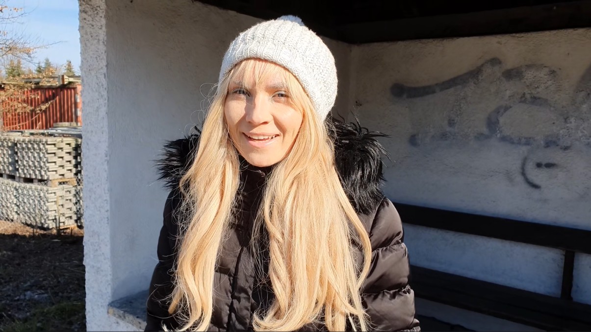 OMG! Was habe ich nur getan? Ich stand gerade an der Bushaltestelle und war gerade eigentlich auf dem Weg zu einem Date, da spricht mich ein User an. Er war echt süß und signalisierte mir, dass er auch unbedingt mal mit mir drehen wollte. Da ich eh zu früh war und noch ein bisschen Zeit hatte, ging ich spontan mit zu ihm. Mann, war das GEIL! Gerade zur Türe rein, da fingen wir auch schon an HEFTIG miteinander rumzumachen. Wir küssen uns, er fingert mich geil, ich blase ihm einen, er fickt mich hemmungslos durch! Mann, war das magisch -> Wir kommen gleichzeitig zum Orgasmus und er spritzt mir einfach so in meine süße und enge Pussy! Nachdem ich ja noch eine weitere Verabredung habe, werden mir dann wohl zwei fremde Typen heute in meine Pussy spritzen... Geht das jetzt doch zu weit? Bin ich denn jetzt schon eine Schlampe? Würdest du mir denn auch gerne in meine Pussy spritzen? ;)