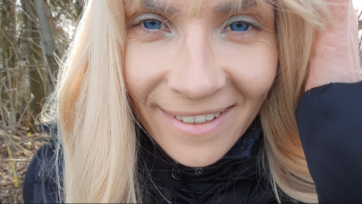 Ich war heute draußen beim Spazieren gehen und meine Blase hat so schlimm gedrückt, dass ich es einfach nicht mehr bis nach Hause geschafft habe... Zum Glück habe ich einen kleinen Busch gefunden, dass mir ein bisschen Schutz vor den anderen Spaziergängern geboten hat... Dachte ich zu mindestens, denn ich glaube der alte Opa der mich am Anfang noch so nett gegrüßt hatte, hatte mich voll dabei beobachtet wie ich da einfach voll hingepisst habe! Sei ihm gegönnt, es war ja auch ein echt richtig heftiger Strahl! Den würde ich mir an seiner Stelle auch nicht entgehen lassen ;) Hätte er sich drunter legen sollen? Was meinst du? ;)