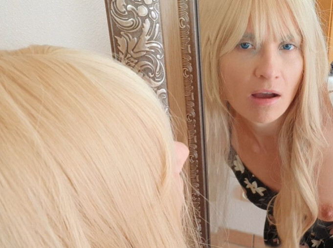 OMG!! Was war das denn für eine Aktion? Auf einmal steht der Freund von meiner besten Freundin in der Tür und hält meinen Slip in der Hand, den ich letzte Nacht bei ihr vergessen hatte... Als ich ihm eröffnete, dass ich mit seiner Freundin letzte Nacht Sex hatte und er nichts davon wusste, ist er auf einmal richtig ausgeflippt und eifersüchtig geworden... Wobei er mir doch selbst einmal erzählt hatte als er ein Glas zu viel getrunken hatte, dass er mich selbst gerne mal ficken wollen würde! Also habe ich die Situation direkt entschärft und mich an ihn rangemacht ;) Das wir es dann direkt im Hausflur vorm Spiegel treiben und er mir hemmungslos in meine Pussy spritzt und mich vermutlich schwängert, dass darf meine Freundin niemals erfahren... Hättest du mir denn auch einfach so dreist in meine Pussy gespritzt??