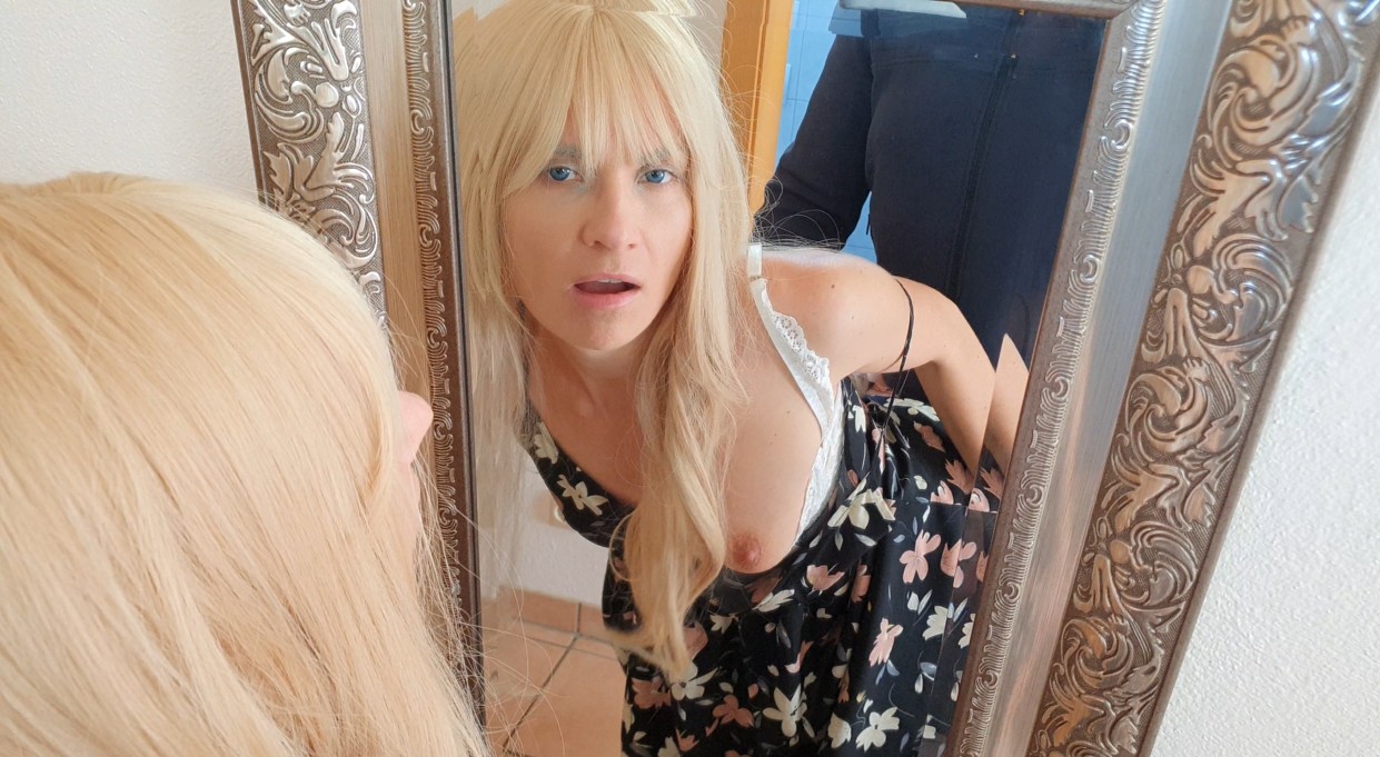 JETZT IST ES RAUS! Slip verrät mich! Freund meiner besten Freundin schwängert mich! OMG!! Was war das denn für eine Aktion? Auf einmal steht der Freund von meiner besten Freundin in der Tür und hält meinen Slip in der Hand, den ich letzte Nacht bei ihr vergessen hatte... Als ich ihm eröffnete, dass ich mit seiner Freundin letzte Nacht Sex hatte und er nichts davon wusste, ist er auf einmal richtig ausgeflippt und eifersüchtig geworden... Wobei er mir doch selbst einmal erzählt hatte als er ein Glas zu viel getrunken hatte, dass er mich selbst gerne mal ficken wollen würde! Also habe ich die Situation direkt entschärft und mich an ihn rangemacht ;) Das wir es dann direkt im Hausflur vorm Spiegel treiben und er mir hemmungslos in meine Pussy spritzt und mich vermutlich schwängert, dass darf meine Freundin niemals erfahren... Hättest du mir denn auch einfach so dreist in meine Pussy gespritzt??