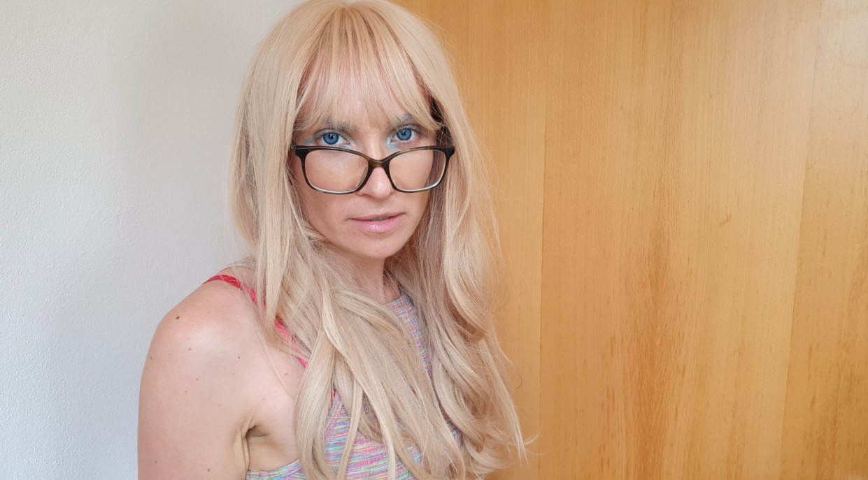 Notgeiler Nachbar spritzt mir in die Pussy!! Creampie statt Glühbirnen Wechsel!! Was bin ich denn eigentlich für ein Flittchen? ;) Ich wollte wirklich nur, dass er mir die Glühbirne in der Küche wechselt. Das es so endet, damit habe ich wirklich nicht gerechnet. Wer konnte denn auch ahnen, dass er dafür eine Gegenleistung erwartet? Und das obwohl seine Frau nebenan auch noch auf ihn gewartet hat. Er hat mich allerdings sooo scharf gemacht, dass ich gar nicht anders konnte als ihm einen zu blasen und mich von ihm richtig geil durchficken zu lassen!! Natürlich hat er mir blank auch noch voll in meine Pussy gespritzt!!! Oh mein Gott, war das lecker!!! Würdest du mir nun meine Glühbirne wechseln?? ;)