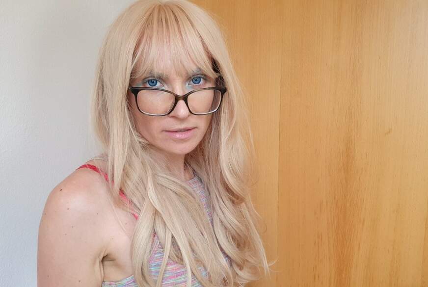 Lea-Stern: Notgeiler Nachbar s*****t mir in die P***y!! C******e statt Glühbirnen Wechsel!!