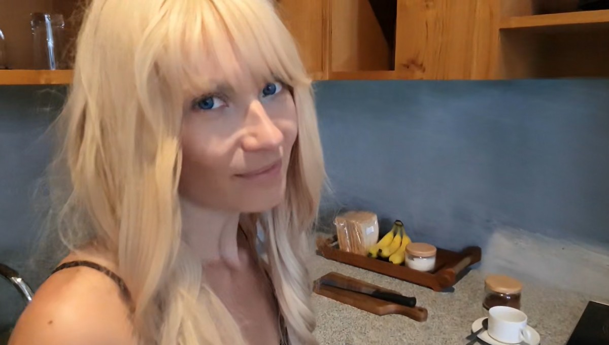 Kaum zu glauben… kaum ist meine Schwester aus dem Haus kommt mein notgeiler Schwager zu mir in die Küche und überredet mich zum hemmungslosen Sex! Um ehrlich zu sein hat mich das so geil gemacht einen fremden harten Riesen Schwanz ausgiebig zu lutschen und zu verwöhnen! Belohnt wurde ich dafür ordentlich…