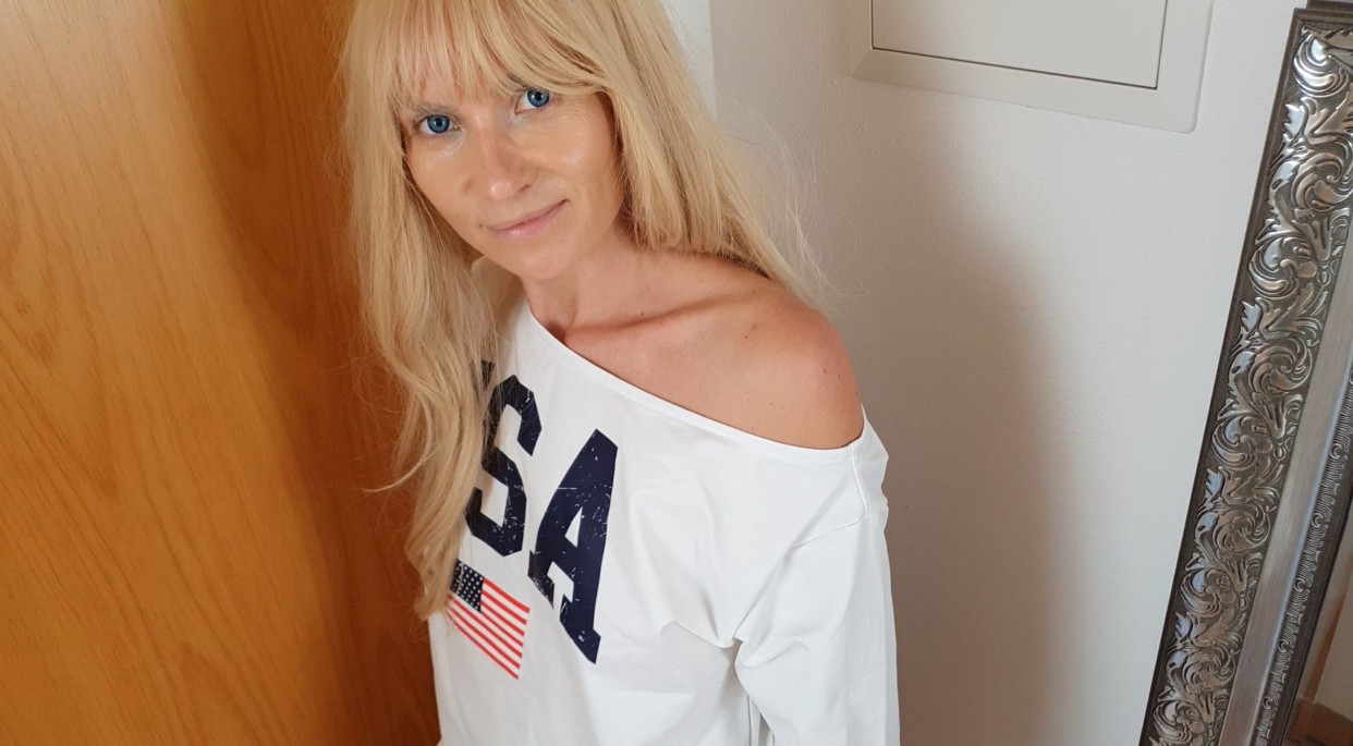 Date Drei-Mal versetzt! Spritz mir zur Strafe in Mund und Pussy! Jetzt bekomme ich die Rechnung Oh mein Gott! War das heftig! Was soll ich sagen? Ich habe mein Date 3 Mal versetzt gehabt und es hat mir wirklich Leid getan! Immer ist einfach irgendetwas dazwischen gekommen und ich konnte wirklich nichts dafür! Beim 4. Mal hat es dann endlich geklappt und ich habe ihn zu mir nach Hause eingeladen ;) Er hatte wohl wirklich richtig dicke Eier und sein Schwanz schon total dick und prall vor lauter Erregung! War das geil! Er hat mir beim Blowjob schon eine richtig geile Ladung von seinem leckeren Sperma in meinen Mund gespritzt! Doch damit nicht genug! Er hatte lange genug gewartet! Also fickte er mich noch gnadenlos durch und schoss mir seine zweite Ladung noch blank ohne Gummi in meine süße Pussy! Das war so krass und habe ich so noch nicht erlebt! Wenn das bei euch Männern immer so ist, dann sollte ich wohl öfters ein Date verschieben oder? ;)