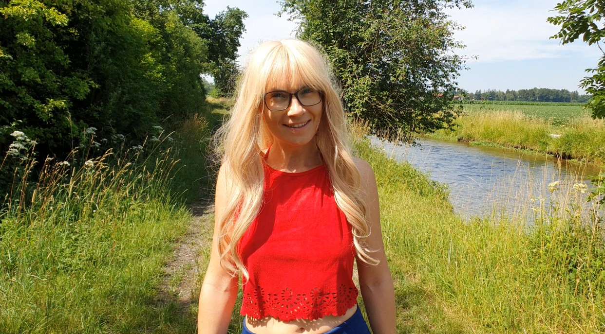 KAMERAABBRUCH! Wurden wir gesehen? EX Freund geht seiner EHEFRAU mit mir FREMD! War gerade im Wald spazieren, als mir mein heißer Ex Freund aus der Schulzeit über den Weg lief. Wir unterhielten uns und redeten über die alte gemeinsame Zeit, wie geil es immer Sexuell zwischen uns lief. Leider läuft es mit seiner Ehefrau wohl gerade nicht so toll... Also gingen wir ins Gebüsch und ich habe ihm erst einmal seinen geilen Schwanz geblasen. Nachdem das seine Frau nicht mehr macht, muss ich es jetzt wohl tun... Und das er mich wohl einfach so Doggy nehmen kann wie er will, hat er offensichtlich sehr vermisst ;) Scheisse nur das wir abrupt aufhören mussten, weil uns ein Spaziergänger entgegen gekommen ist... Wurden wir gesehen? Wird es seine Ehefrau nun erfahren? Was hättest du gemacht, wenn du uns dort erwischt hättest? Hättest du es seiner Ehefrau erzählt oder sogar mitgemacht? ;)