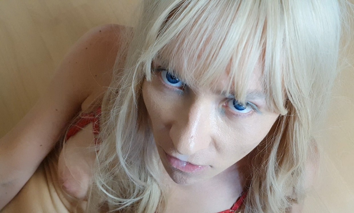 OMG!! Ich hatte mal wieder richtig Lust auf Anal! Und er hat sich nicht nur meinen Muschisaft von mir von seinem geilen Schwanz lutschen lassen! Diesmal gab es sogar mein erstes Ass to Mouth. Oh mein Gott, war das pervers! Ich war schon ein bisschen aufgeregt, aber ich glaube man sah es mir nicht an und ja was soll ich sagen, war schon geil! Aber nicht nur das, der Sex war auch mega. Das musst du unbedingt sehen wie hart er mich in meine enge Arschfotze gefickt hatte, wow! Was muss ich als Hobbyhure denn noch alles ertragen?