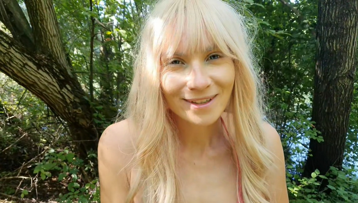 Hier hast Du meine ALLER BESTEN PISS SZENEN OUTDOOR & PUBLIC in einem Film!! Du bist hautnah dabei, wie ich an mehreren verschiedenen Orten draußen in der Natur und an öffentlichen Plätzen richtig geil und lange pisse. Schau mir zu wie ich nach geilem Outdoor Sex aus meiner vollgewichsten Muschi pisse! Magst du es, wenn ich dir meinen geilen und warmen Natursekt direkt in den Mund spritze und du meine Pussy ausschleckst? ;-)