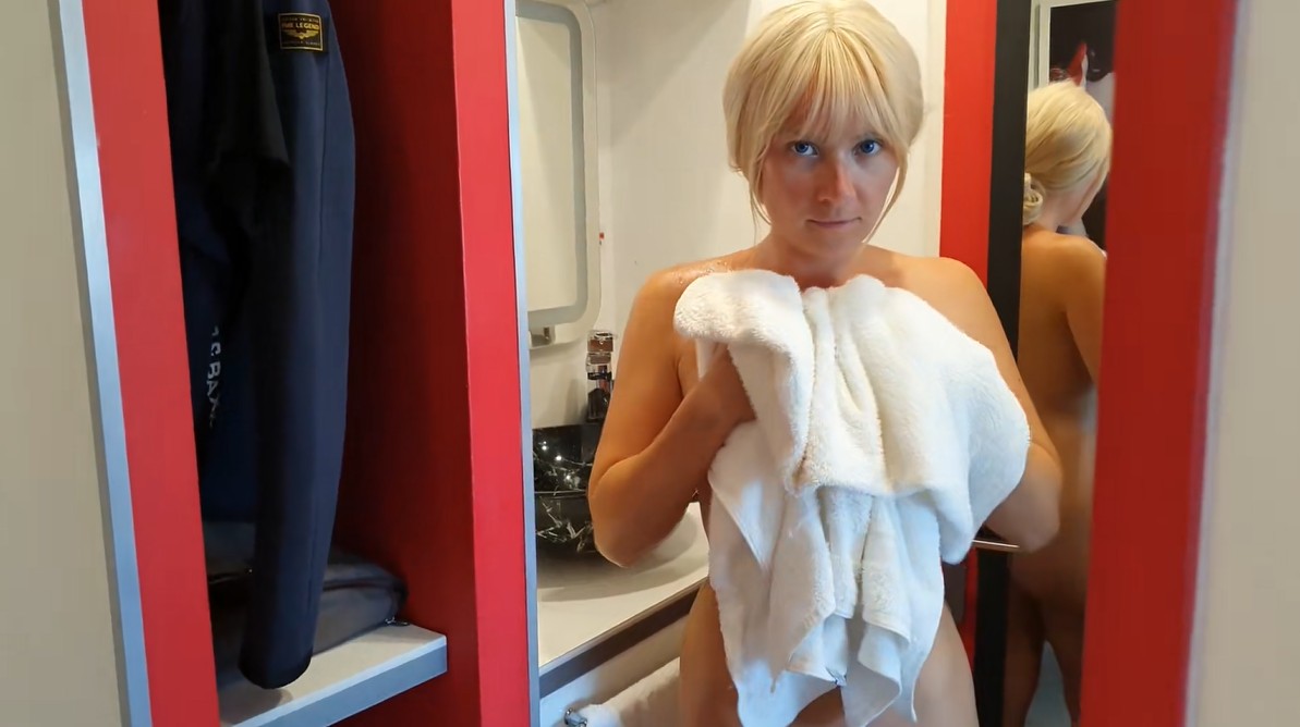 Kaum ist der Sohn weg, besamt mich gleich Stief Papi. Doppel-Besamung meiner Teenpussy! Beide spritz Mein Stief Papi hat ja schon immer ein Auge auf mich und beobachtet mich heimlich beim Duschen und oft beim Sex und wichst dabei seinen Schwanz. So eine perverse Sau! 
Geil hat es mich allerdings trotzdem gemacht und nachdem ich so Sperma Geil bin, habe ich mir es an diesem Tag nicht entgehen lassen, dass mich gleich 2 Schwänze nacheinander schön besamen. Stief Papi hat mir sogar 2 Ladungen Sperma gegönnt, eine schöne Ladung tief in meine Muschi und die zweite schön in meinen Mund… Hmm lecker!! Hoffentlich bekommt das keiner raus, dass ich so eine Familien Schlampe bin. Lust mich auch so geil zu besamen?