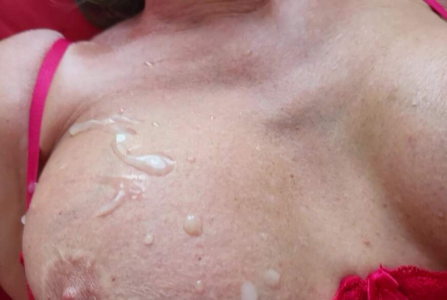 Erst wird der S*****z vorbereitet, dann W****t Marc Vollel****g in Mund und auf die Brüsste von DirtyMilfTina