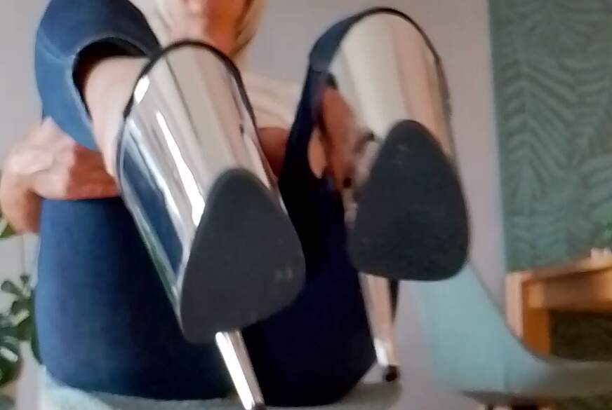 Sweetest-Poison: Dauergeile MILF besorgt es sich vor der Arbeit