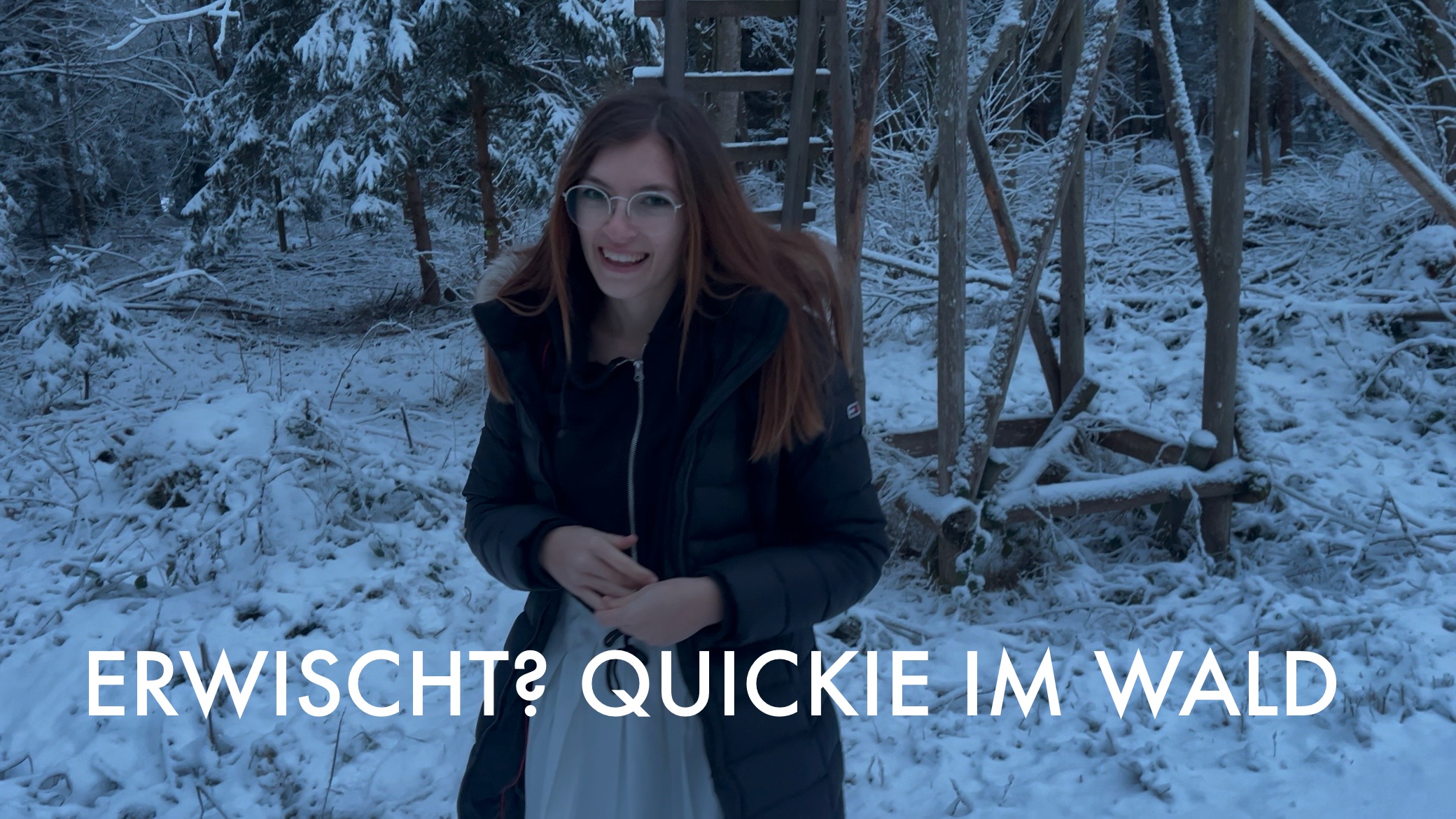 Fast erwischt? Schneller Quickie im Wald! War gerade mit meinem Kumpel spazieren als ich mieten auf dem Weg meinte das ich gerade richtig bock hätte. Da war ein Jägerstand also haben wir es da direkt neben dem Weg gemacht. War sehr knapp als wir gerade am fertig werden waren, der Bauer aus dem Wald sein Traktor startete. Wurden wir erwischt?