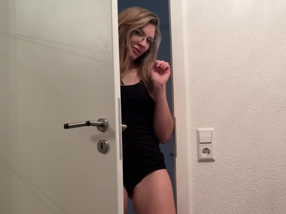 Ich wollte gerade ins Zimmer meines Stiefbruders um was zu holen. Er machte gerade ein Mittagsschlaf und das nackt! Meine Lust auf sein Schwanz war groß als ich ihn da so liegen sah. Während er schlief fing ich an sein schwanz zu blasen...