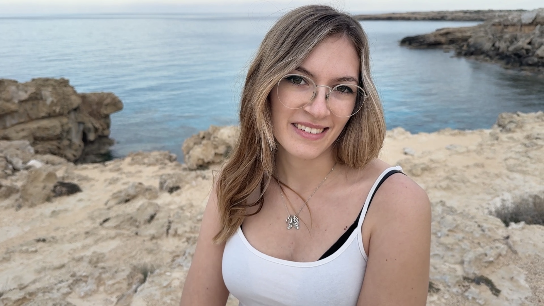 Ich war gerade am Meer und wollte ein paar Bilder machen, als mich ein Mann angesprochen hat, der mich von Big7 kennt. Er fragte mich, ob wir es in der Öffentlichkeit machen wollen. ? Hoffentlich kommt da keiner und erwischt uns?