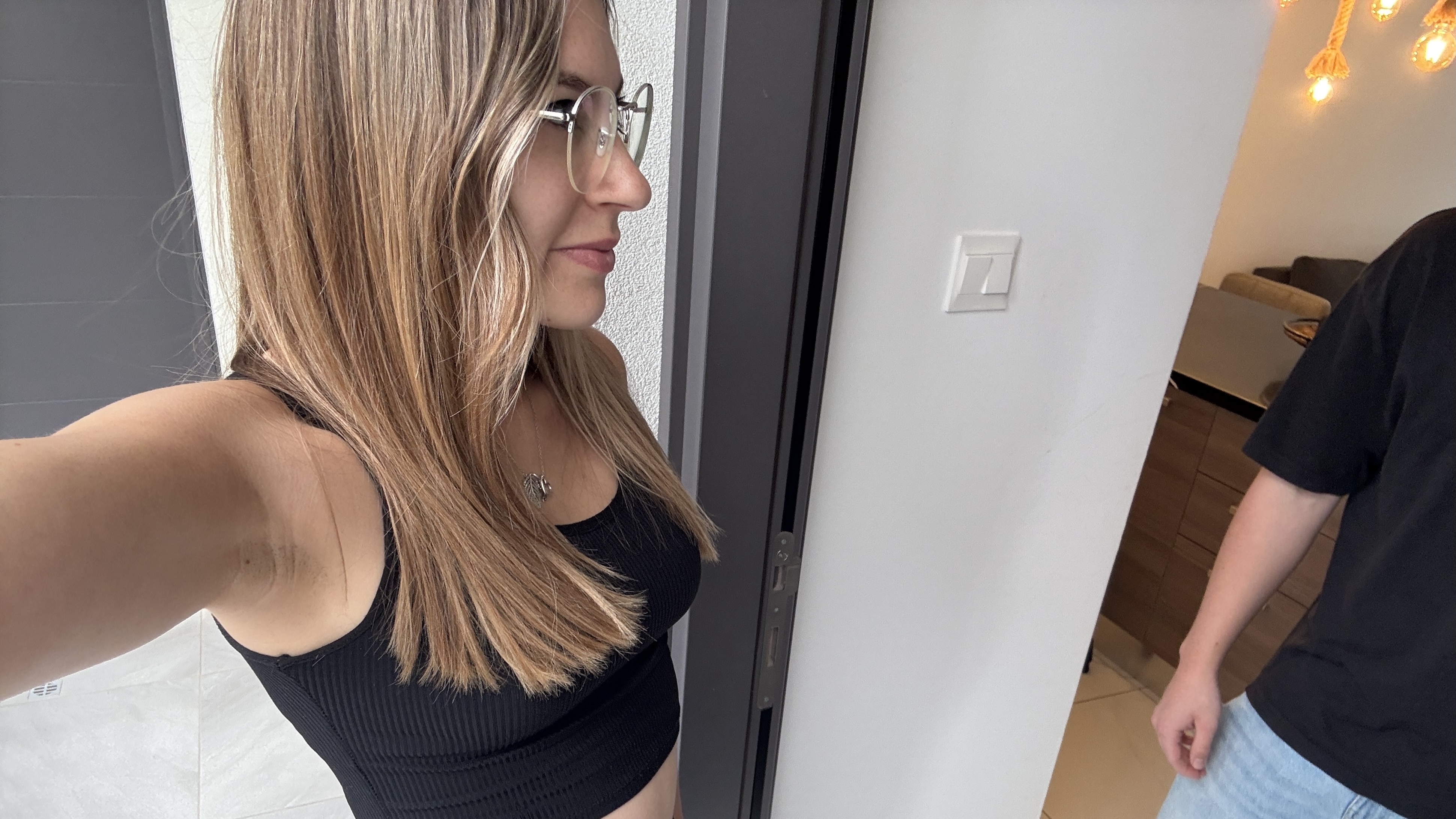 Heute war ich bei einem Fan zuhause zu Besuch. Es war wirklich aufregend. Ich habe ihm zuerst aufm Sofa geblasen, ihn abgeritten und dann hat er mich richtig geil Doggy genommen. Das war so heftig das meine Beine danach richtig gezittert haben!