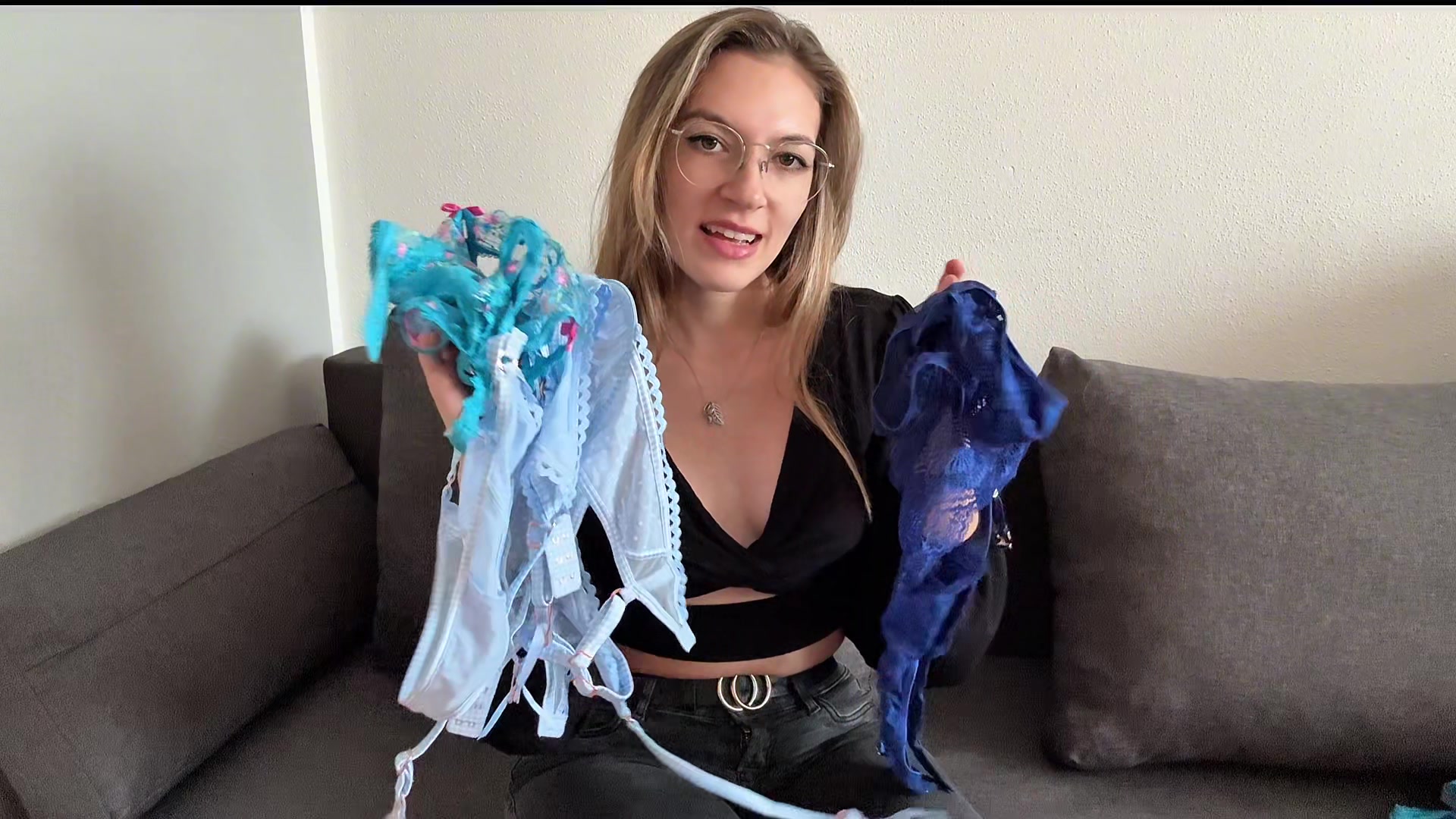 Hey süßer, habe heute mal 3 neue Dessous für dich anprobiert und habe während dessen irgendwie richtig Lust bekommen es mir zu machen. Habe es mir auf dem Sofa bequem gemacht und noch mein neues Spielzeug dazu genommen. Bin so intensiv und geil für dich gekommen! Hoffe du kannst nun auch geil abspritzen. Lass mich in den Kommentaren wissen, welches Dessous dir besser gefallen hat?? Deine Lucy