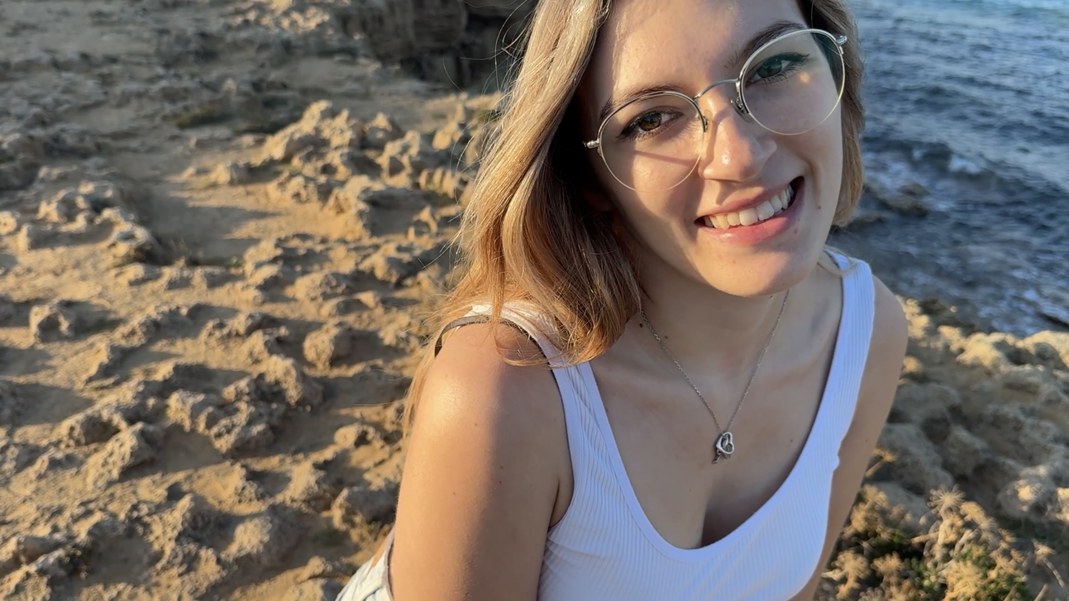 Ich war gerade am Meer und habe die wunderschöne Aussicht genossen, als ein Mann mich nach meiner Nummer gefragt hat. Irgendwie hat die Chemie zwischen uns gestimmt, und bevor ich es wusste, sind wir ins Gebüsch geflitzt