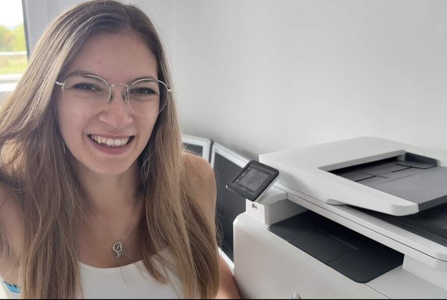 LuckyLucy18: Kollegen beim Arbeiten abgelenkt? Volle L****g ins GESICHT!