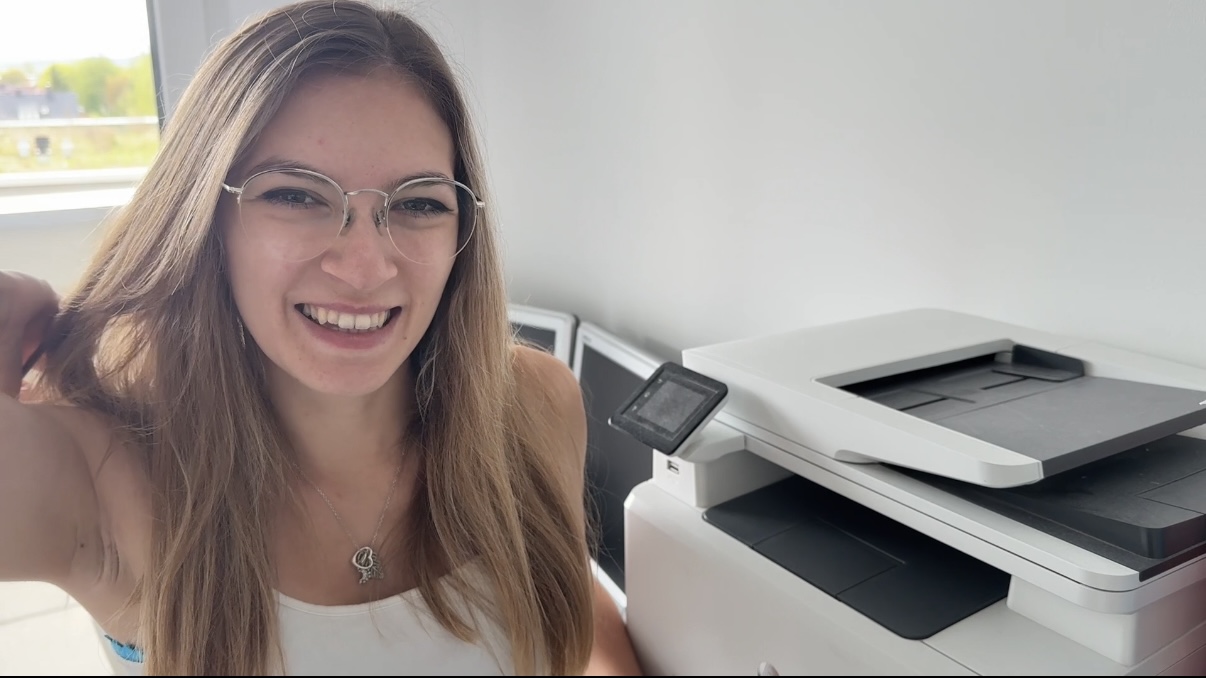 Habe mein Nachbar gefragt, ob er mir meinen Drucker einstellen kann, da sich dieser verstellt hat und ich absolut keine Ahnung davon habe. Uch mies ihn kurz allein, damit ich mich für ein Date umziehen kann. Er war wohl früher fertig als gedacht und hat mich in meinem Dessous erwischt! War mir unsicher, ob mein Date mich heute durchficken wird, also dachte ich ich frage mein Nachbar ob er aushilft. Ich ritt sein Schwanz ab und er nahm mich noch geil Doggy. Hat ruchtig geil geklatscht und am Ende hat er mir in mein Gesicht gespritzt! Denke mein Date kann ich für heute absagen, da ich schon nun geil durchgefickt wurde.