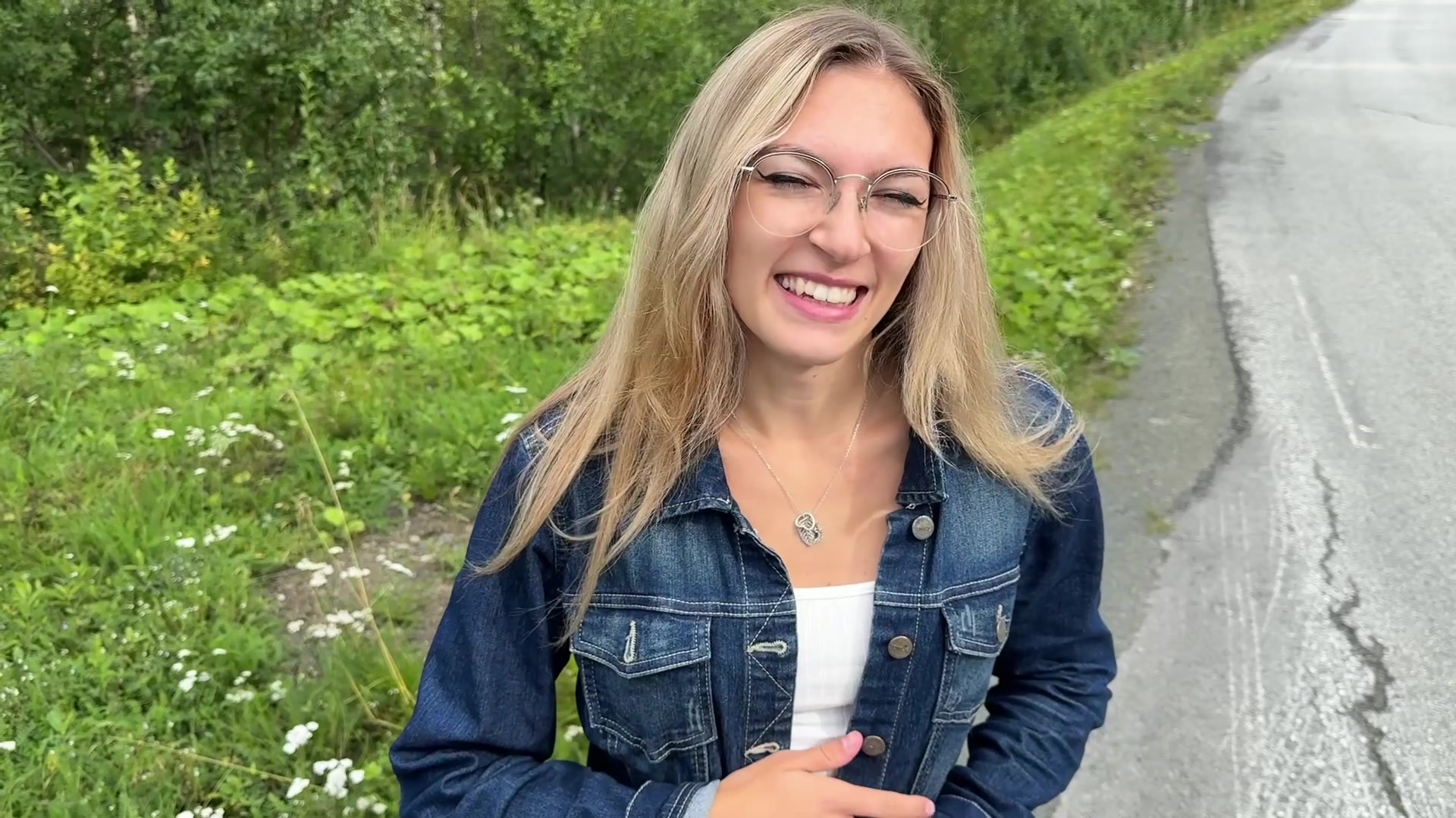 Ich hab gerade auf mein Date gewartet als mich ein Fremder Typ angesprochen hat. Er fragte warum ich hier alleine rum stehe… naja mein Date kam nicht also hat er gefragt ob er mir stattdessen aushelfen kann. Wir gingen in den Wald wo ich ihm eine geblasen habe und er mich dann Doggy richtig geil durchgefickt hat!