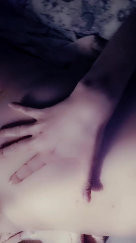 Spass alleine im Bett, nur leider alleine mit meinem Spielzeug. Wie sehr würdest du meine Nippel lecken wollen und dann runter zur meiner Klitt?