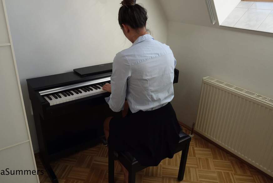 BriannaSummers: Klavierstunde mit extra heißem Unterrichtsstoff