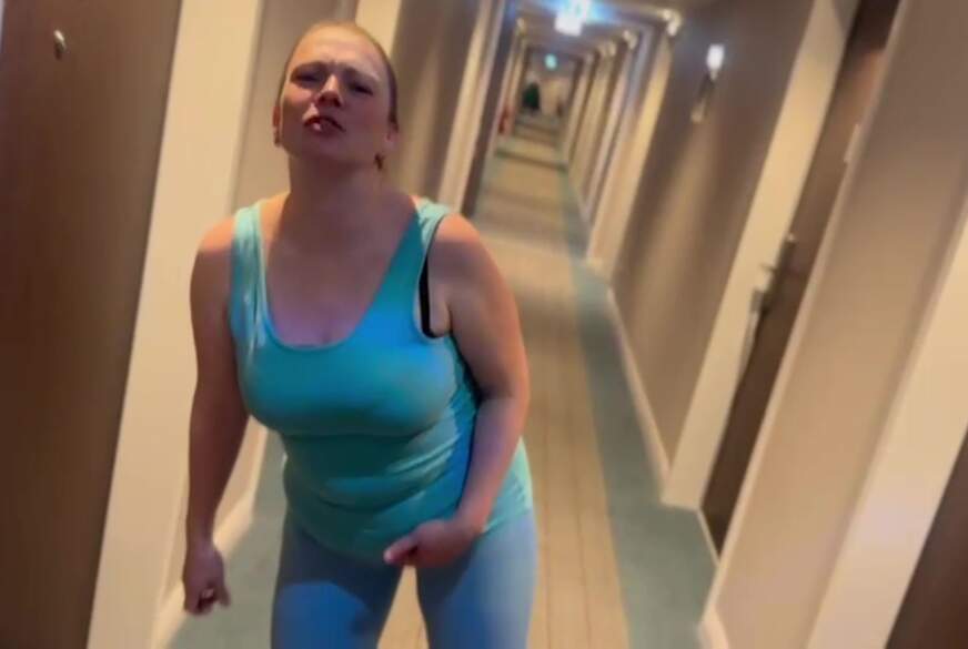 Saskialove: Schneller Hotel f**k nach dem Sport auf den Sofa und Bett im Hotel bis ich komme