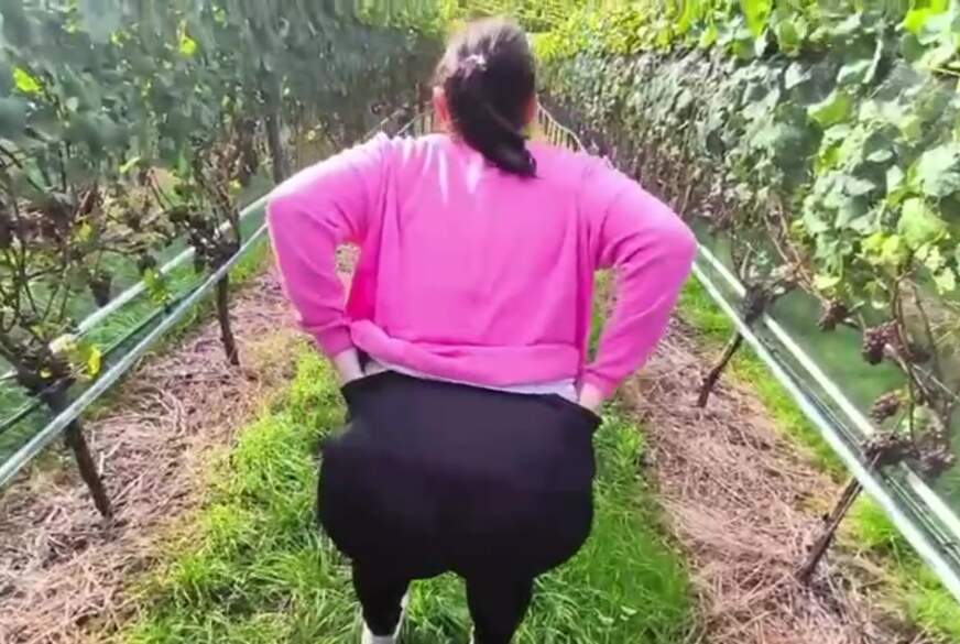 Blank g*****t in den Weinbergen b*****t wie eine kleine H**e von Saskialove pic2