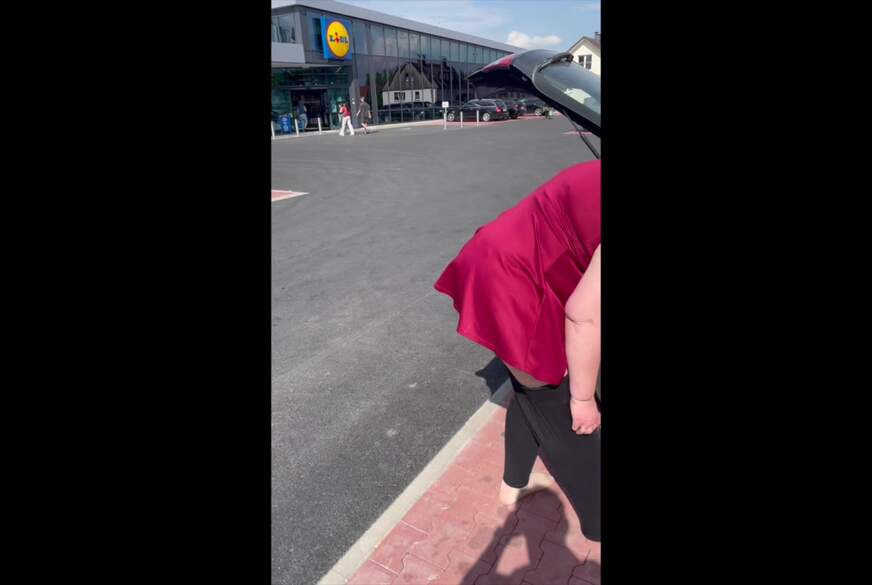 Jackyjett: Umziehen auf Supermarkt Parkplatz