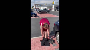 Umziehen auf Supermarkt Parkplatz