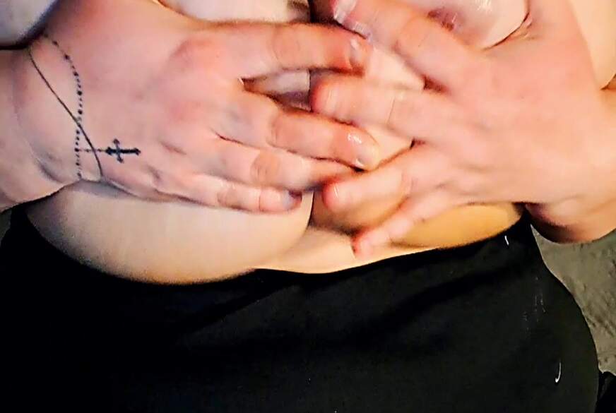 Ich creme meine Brüste ein, schau zu von Holy-Molly pic4