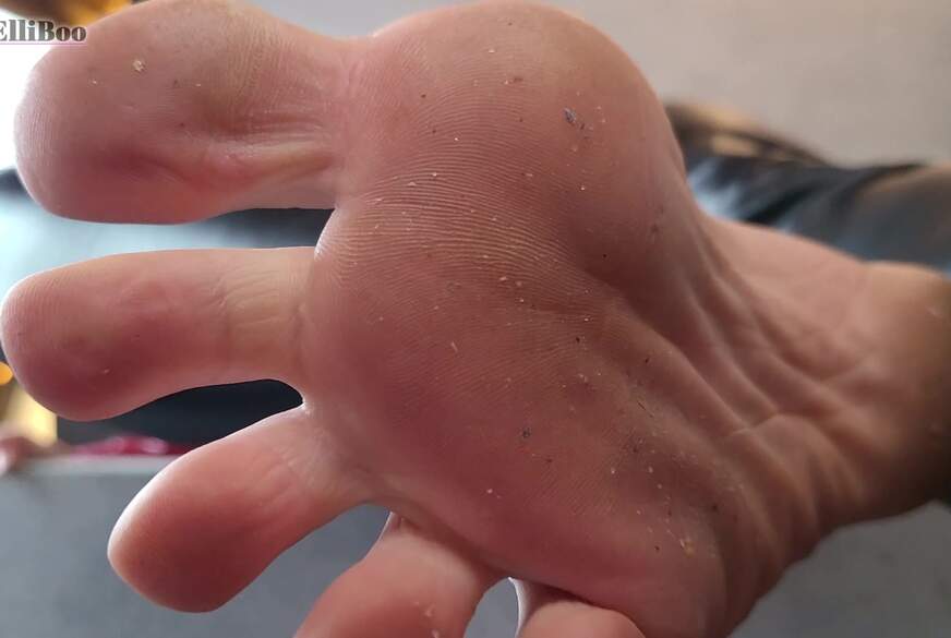 Sklave unter meinen Füßen du dienst mit deinem S**t Fußfetisch Fußsohlen von KinkyElliBoo pic3