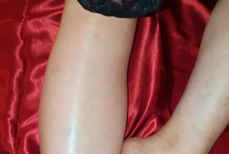 Sexy Strümpfe anziehen und befriedigt von HappyWifelive pic1