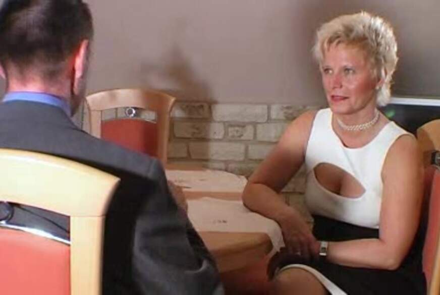 LiveMilf: Versicherungsvertreter f***t mit H**t in den A***h