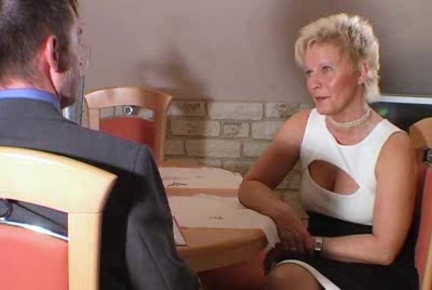 LiveMilf: Versicherungsvertreter f***t mit H**t in den A***h