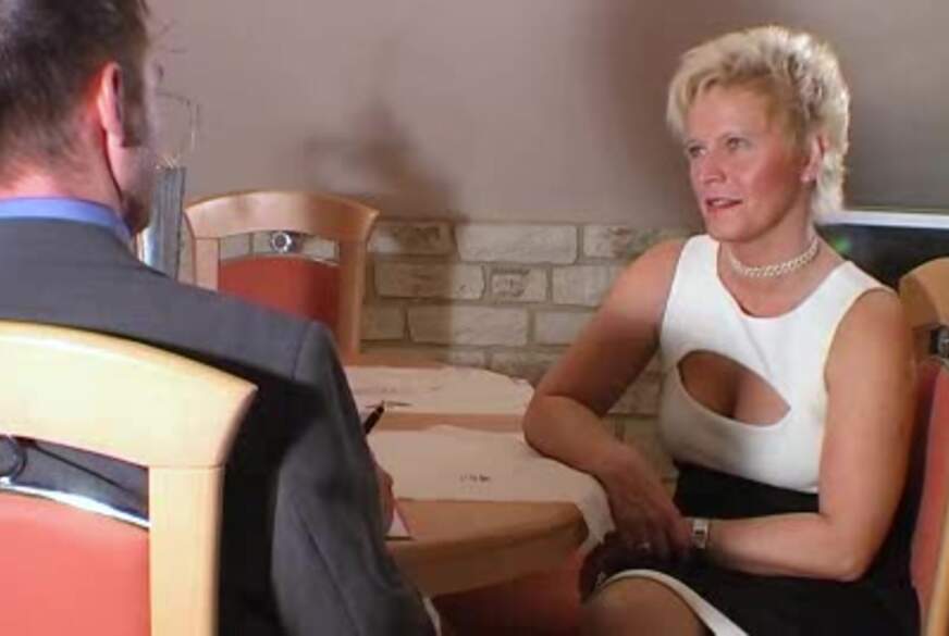 LiveMilf: Versicherungsvertreter f***t mit H**t in den A***h