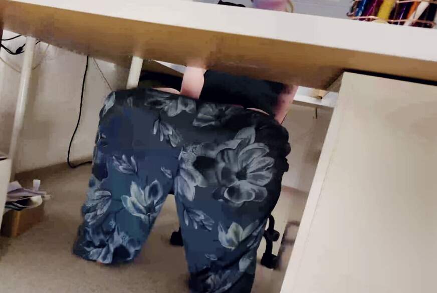 Karina-Nelson: Ich wurde beim Arbeiten geil und habe mir den Dildo in meine M****i gesteckt. Mein Arbeitskollege ha