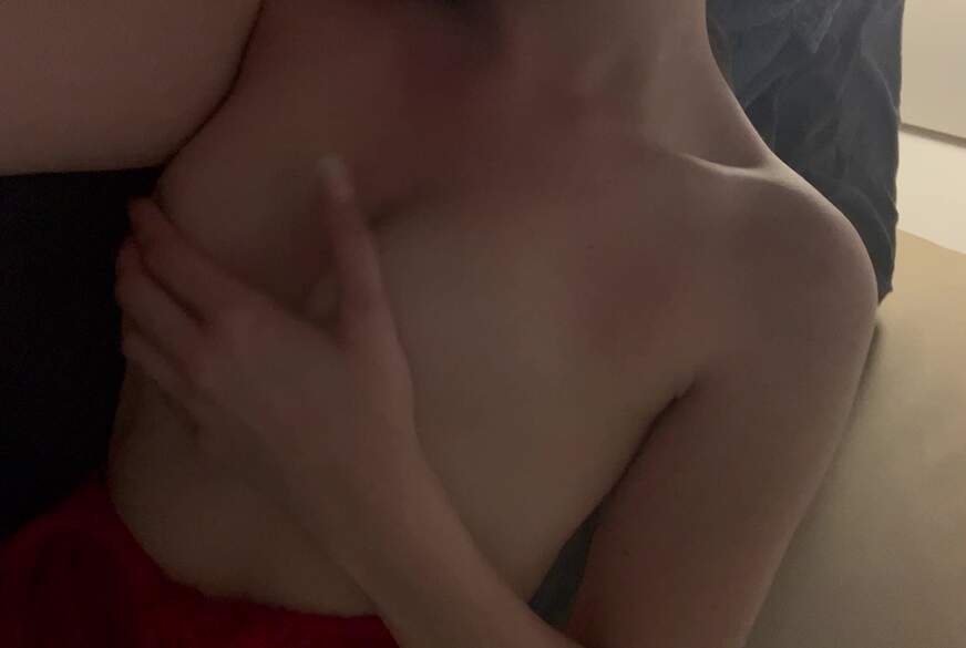 Spiele ein wenig mit meinen süßen kleinen Brüsten von MajaSofie pic4