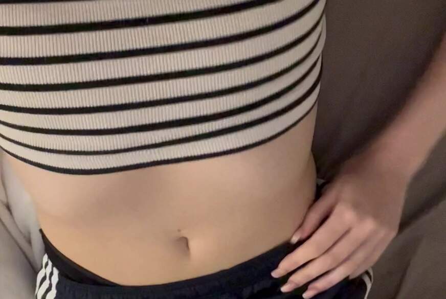 MajaSofie: Ich ziehe mich KOMPLETT nackt aus und zeige dir meine beide enge L****r..