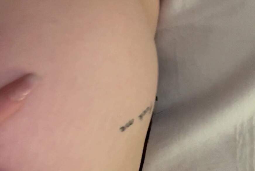 MajaSofie: Ich ziehe mich KOMPLETT nackt aus und zeige dir meine beide enge L****r..