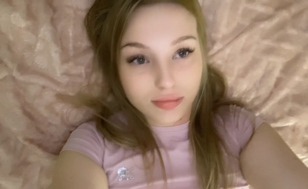 Ich FINGER meine kleine PUSSY für dich in verschiedenen Positionen und mache es mir selbst und zeige dir meinen komplett nackten Körper.. ich hoffe dir gefällt was du siehst  