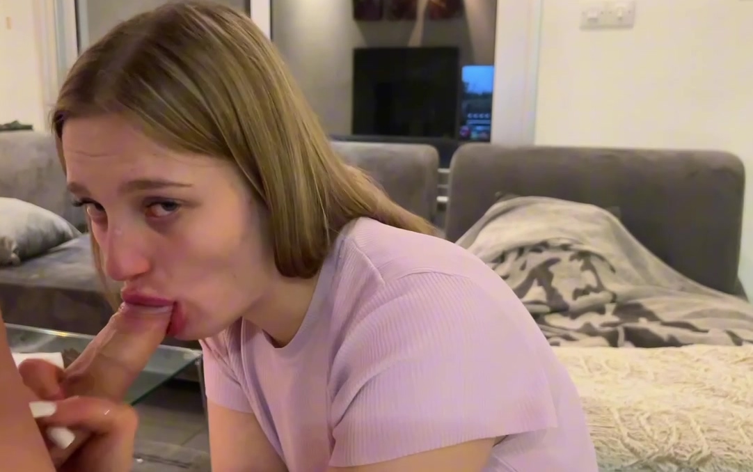 Geiles spontanes User Blowjob Date Am Anfang war er noch ein bisschen aufgeregt aber als ich ihn dann einfach angefangen habe zu blasen ist er schnell aufgetaut und hat mir seinen harten grossen Penis tief in meinen Hals gedrückt.. Ich habe genüsslich an seiner Eichel geluscht und seinen Schwanz geblasen. Hab ihm eigendlich gesagt er soll nicht in mein Gesicht oder Mund kommen aber er hat es nicht mehr geschaft ihn rauszuziehen und mir einfach alles in den Mund gespritzt. Schreib mir gerne wie du es fandest.. glaub ich mach in Zukunft öfter mal solche Treffen oder was denkst du?