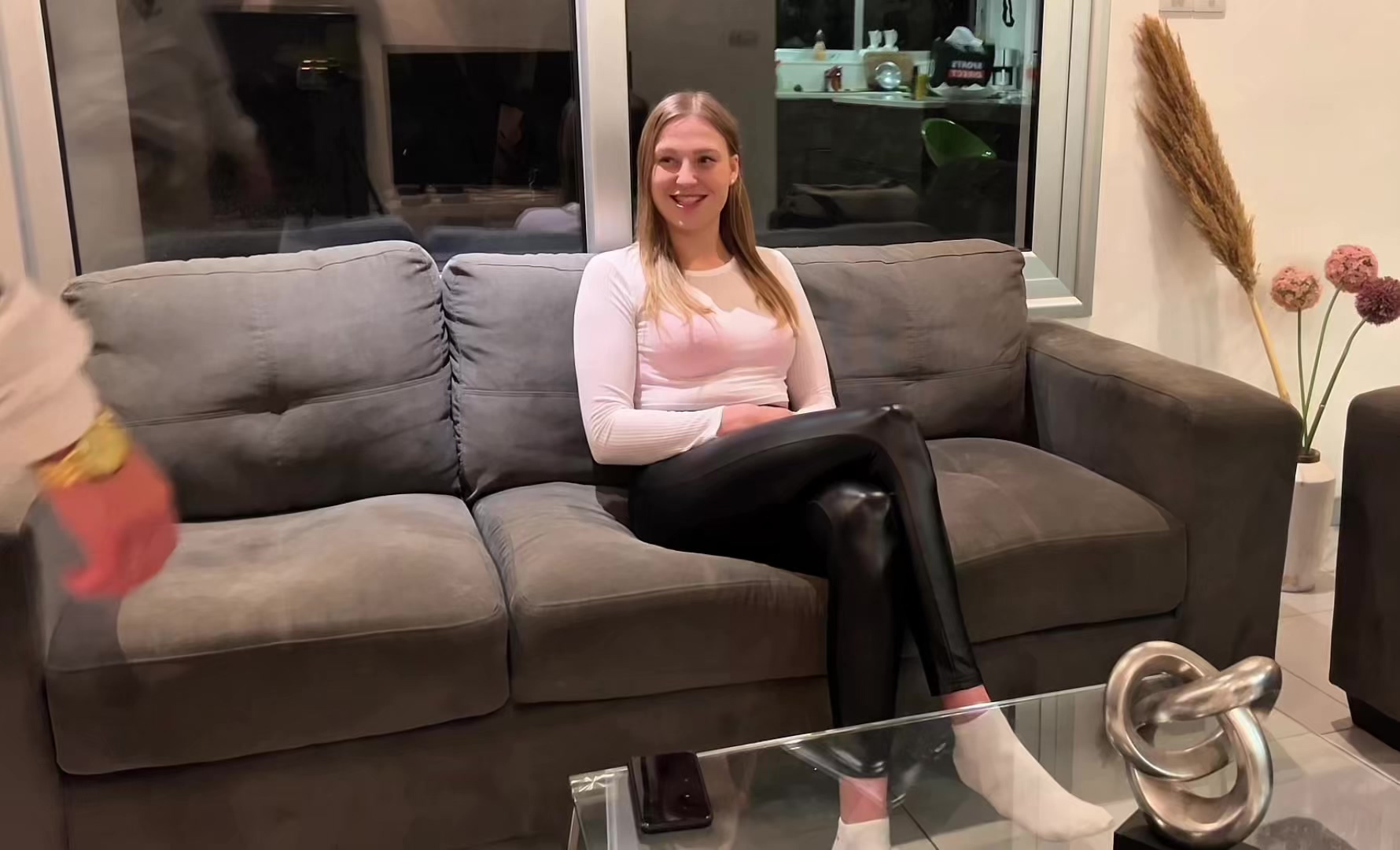 Mein aller ERSTES Sex-Video - Noch NIE zuvor veröffentlicht..
Als ich mich entschieden hab, mich das erste mal beim Sex zu filmen hat sich mein Nachbar direkt angeboten, der mein Profil hier direkt erkannt hatte und mich darauf angesprochen hatte. 
Man merkt es mir warscheinlich an, ich war echt extrem aufgeregt.
Ich fange ganz unschuldig an aber als er ihn dann einfach ausgepackt hat, bin ich selber geil geworden.. und habe brav angefangen zu blasen.  
Als er ihn mir dann tief in meine enge Pussy geschoben hat und sie mit seinem Schwanz langsam aufgedehnt hat, wusste ich direkt, dass es nicht mein letztes Sexvideo sein wird..
Hoffe es gefällt dir.. wenn du mehr sehen magst, lass gerne ne gute Bewertung da  
Kuss deine kleine Maja ☺️ 