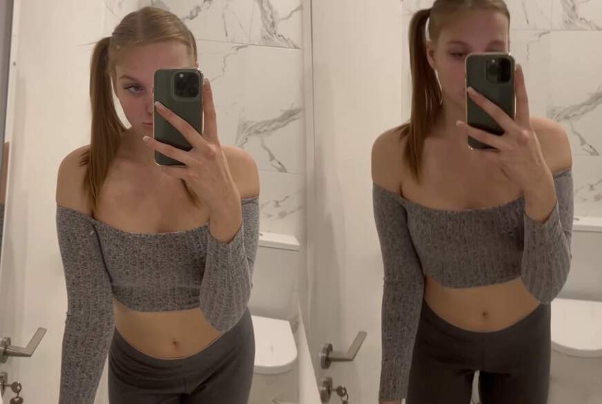MajaSofie: MAche es mir mit meiner BÜRSTE im Bad im Badezimmer meiner Eltern selber..