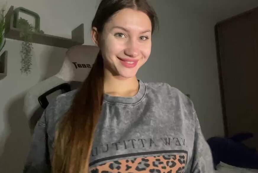 Kiitaanaa: streichelt ihre M****i und lutscht sie wie einen Lolli  bis zum Solo-Orgasmus