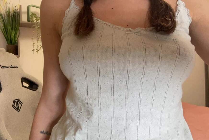 Eine süße Brünette mit Zöpfen und rosa Höschen masturbiert von Kiitaanaa