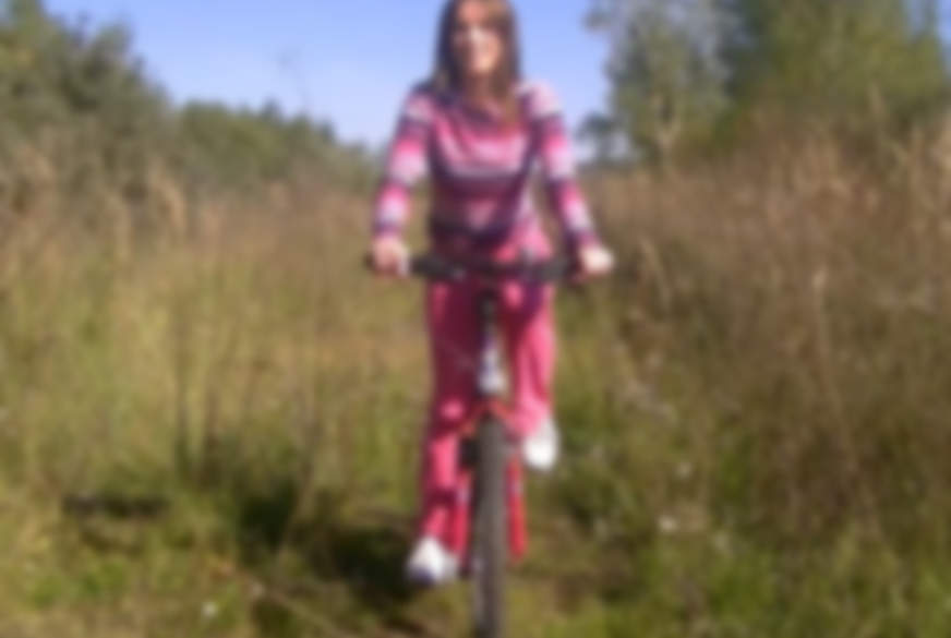 Von dem Fahrrad direkt in den S*****z! von LittleSue